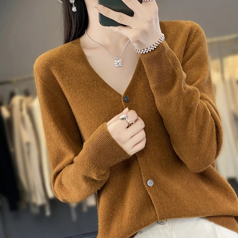 Gilet en cachemire de luxe Odessia par Danoir Paris, couleur neutre, porté sur un fond clair, détails du tissu en cachemire.