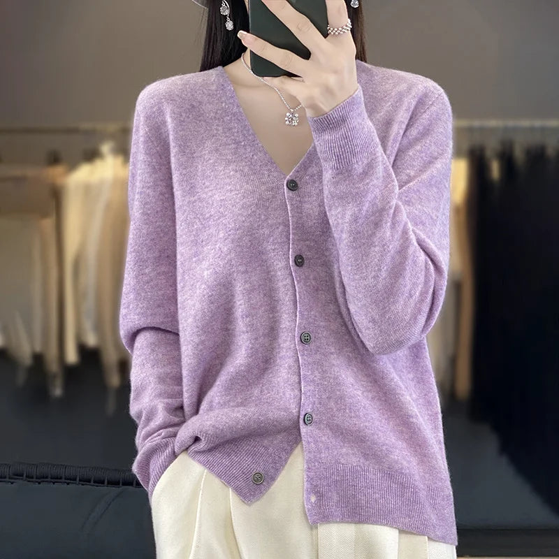 Gilet en cachemire de luxe Odessia par Danoir Paris, finition élégante, couleur neutre, porté sur un fond blanc.