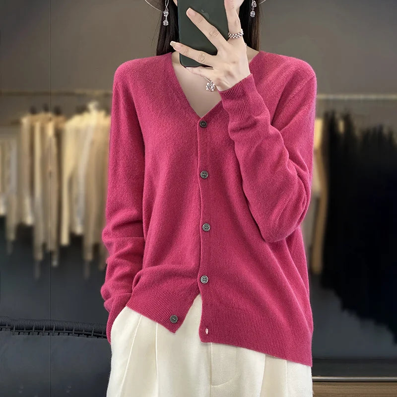 Gilet en cachemire de luxe Odessia par Danoir Paris, couleur neutre, détails doux et élégant, porté sur un mannequin.