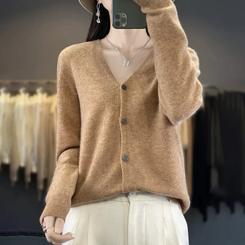 Gilet en cachemire luxe Odessia de Danoir Paris, couleur neutre, porté sur un mannequin, texture douce et élégante.