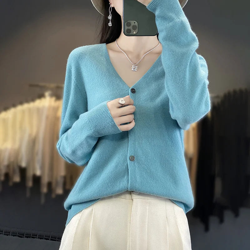 Gilet en cachemire luxe Odessia de Danoir Paris, couleur neutre, détail élégant, porté sur un mannequin.