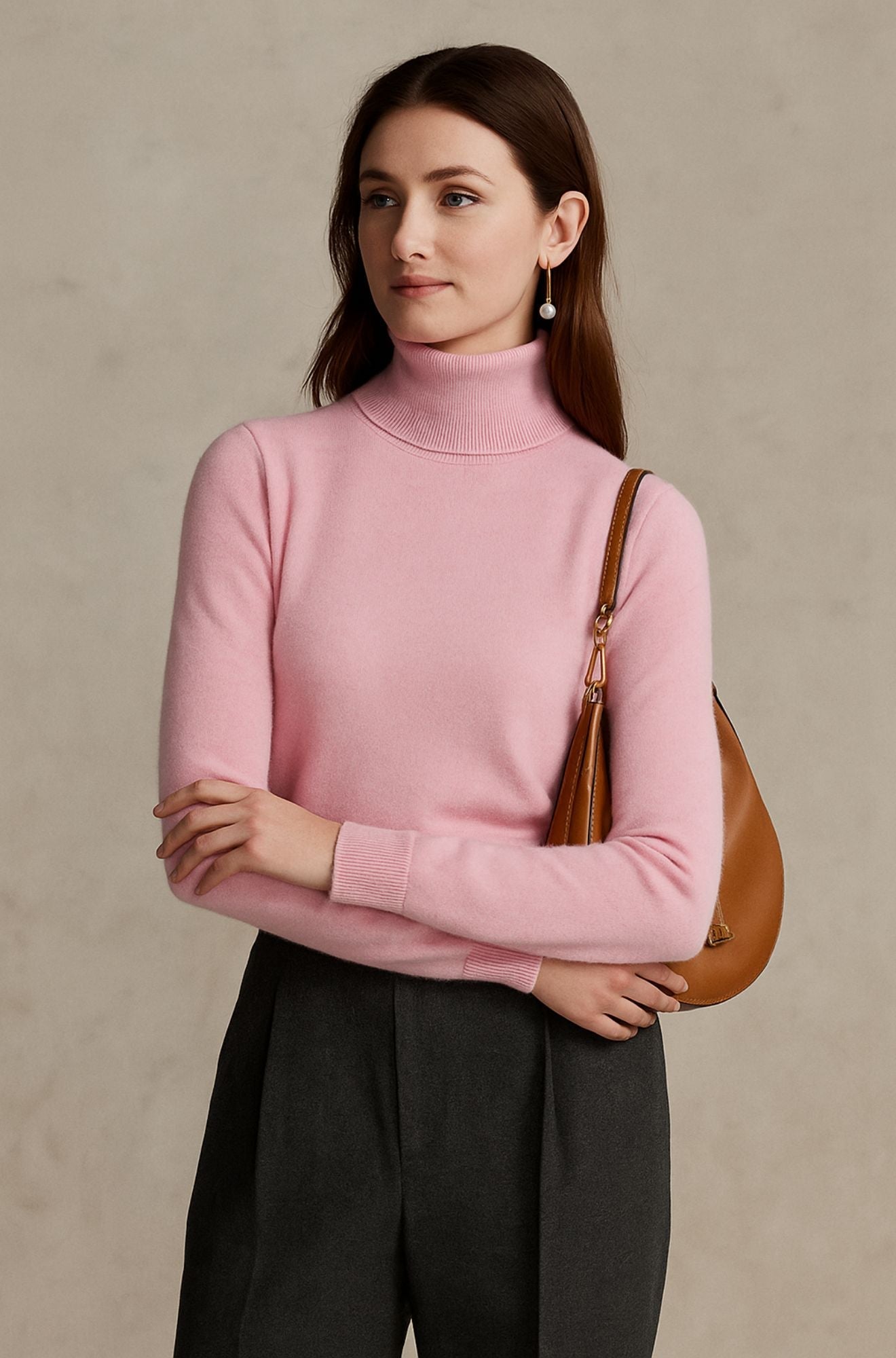 Pull col roulé luxueux Amara de Danoir Paris en tissu doux, porté sur mannequin, couleur neutre, détails élégants.