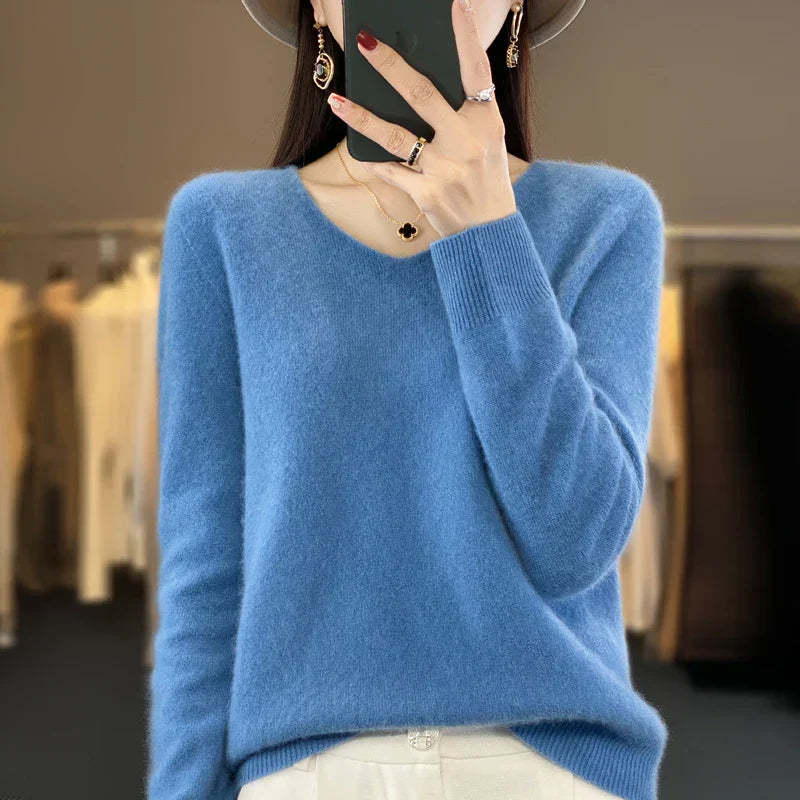 Pull en cachemire Elowen de Danoir Paris, élégant, couleur neutre, détail de la texture douce et raffinée visible sur l’image.
