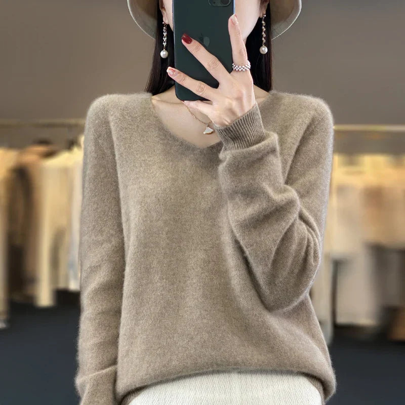 Pull en cachemire Elowen de Danoir Paris, élégant et doux, avec un design sophistiqué visible sur l'image.
