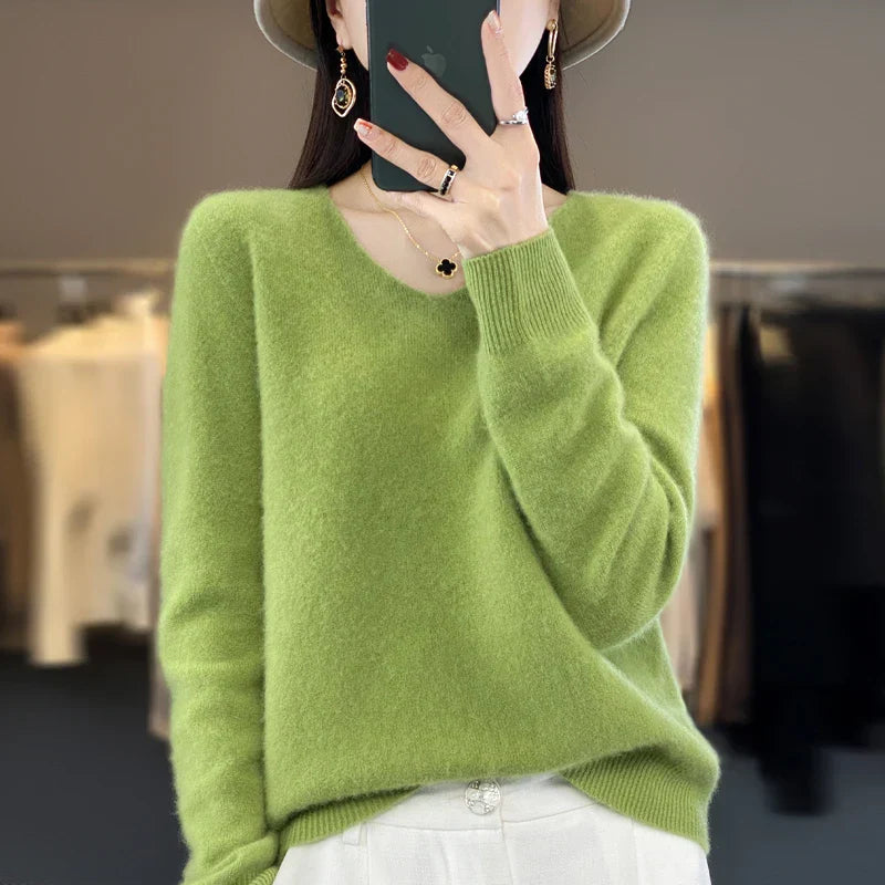Pull en cachemire gris clair Danoir Paris Elowen, élégant, porté sur mannequin, col en V et finitions raffinées.