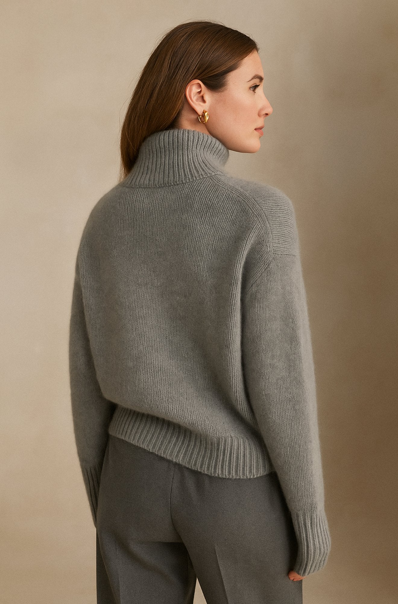 Pull en cachemire Danoir Paris Isabella, élégant, avec un col rond et finition raffinée, porté en situation décontractée.