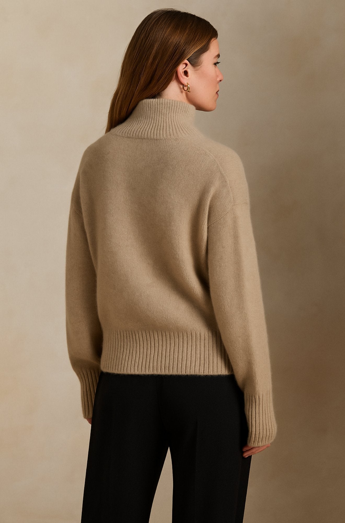 Pull en cachemire élégant Isabella de Danoir Paris, coloris alcantro, avec un design raffiné et texture douce visible sur l'image.
