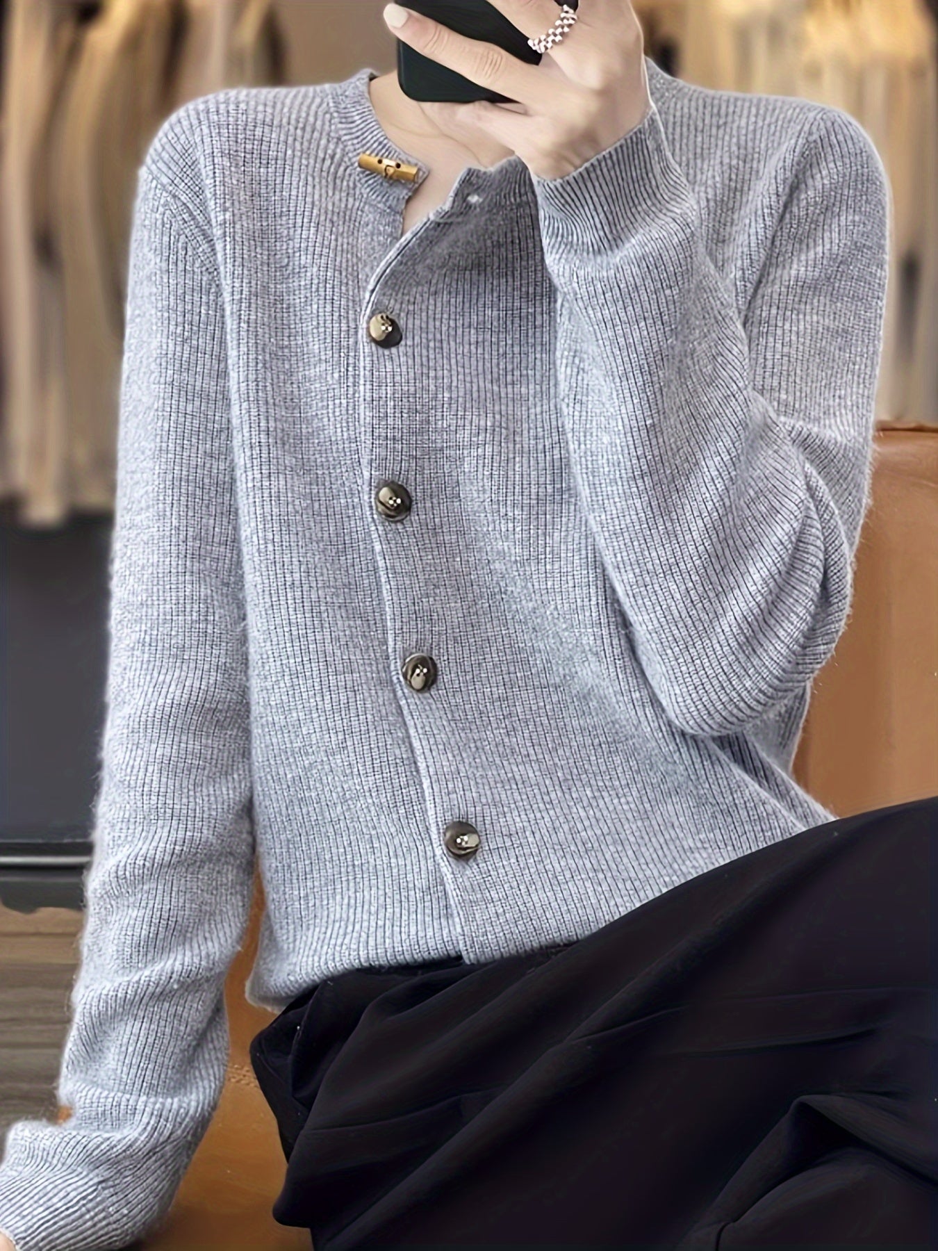 Cardigan classique élégant Gemma de Danoir Paris, en laine douce, porté avec manches longues et col en V.