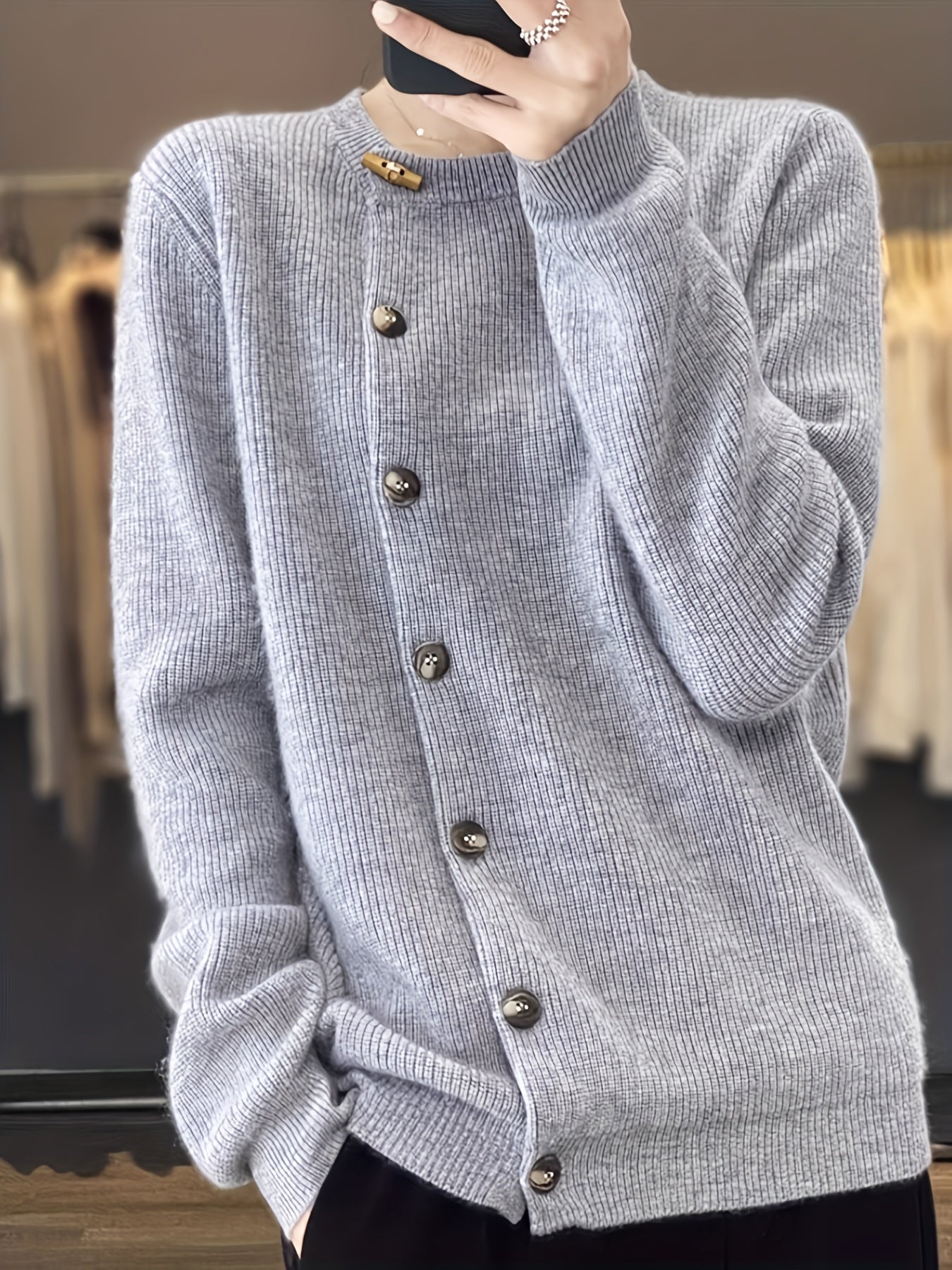 Cardigan classique élégant Gemma de Danoir Paris, en tissu doux, couleur neutre, porté sur un mannequin.