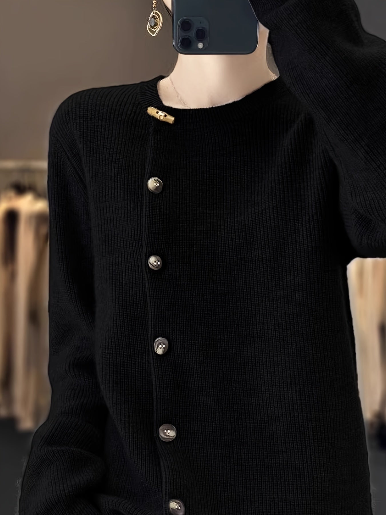 Cardigan classique élégant Gemma de Danoir Paris en maille douce, couleur neutre, porté sur un mannequin.