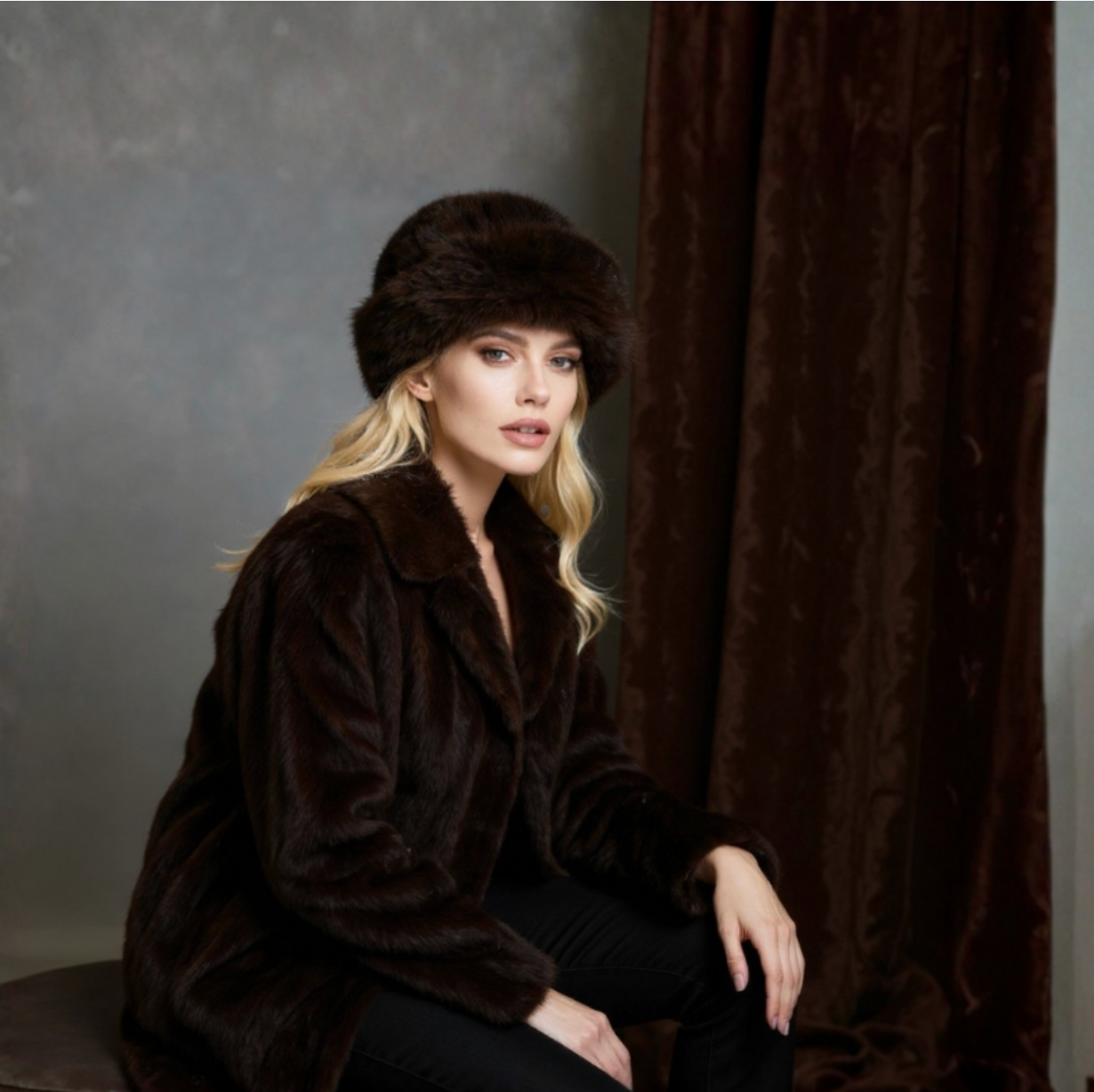 Bonnet douillet chic Velora de Danoir Paris, tissu doux et élégant, parfait pour rester au chaud avec style.