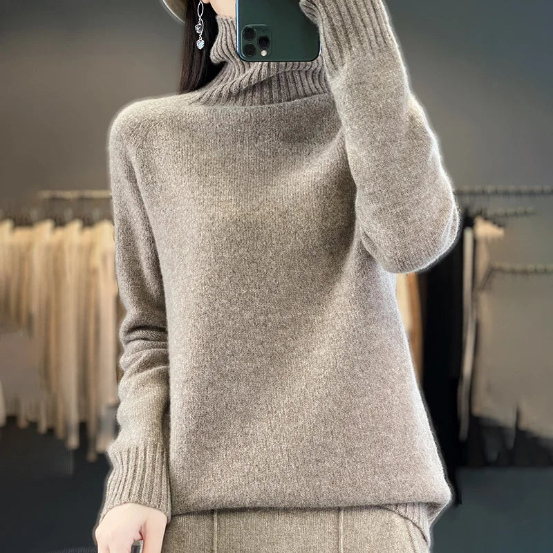 Pull cachemire Seraphine de Danoir Paris, chic et doux, en fibre fine avec col rond et manches longues, porté sur un mannequin.