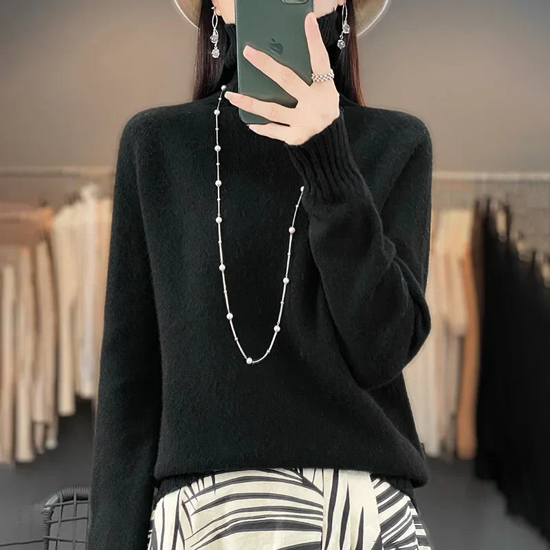 Pull en cachemire Seraphine de Danoir Paris, chic et doux, visible en couleur neutre sur fond clair.