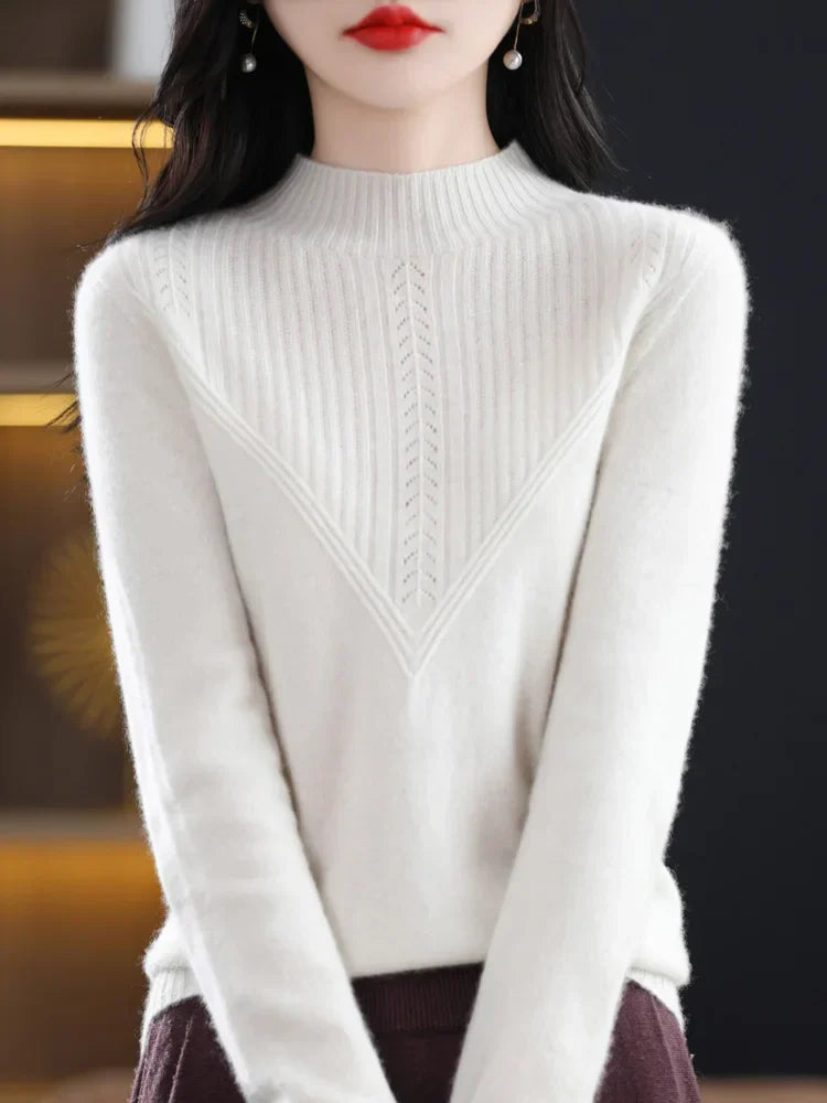 Pull en cachemire gris clair Liora de Danoir Paris, élégante coupe ajustée et texture douce visible sur l'image.