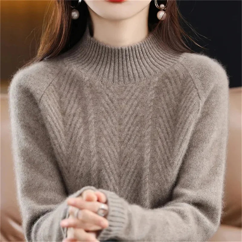 Pull texturé en cachemire Isolde de Danoir Paris, avec un motif élégant, en couleur neutre, porté sur un modèle dans l'image.
