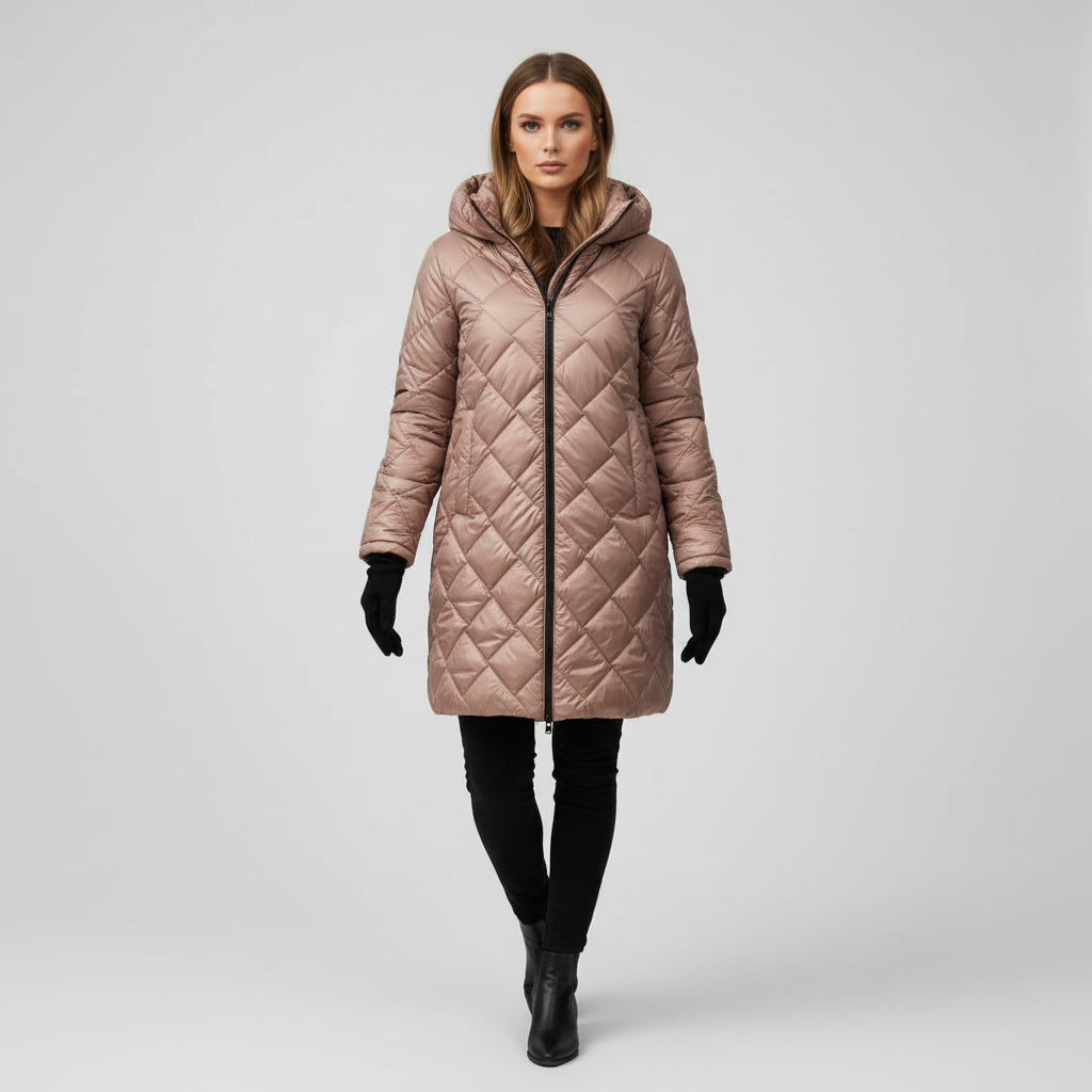 Veste chaude et élégante Bogna de Danoir Paris, style moderne, avec isolation matelassée, portée par une femme en hiver.