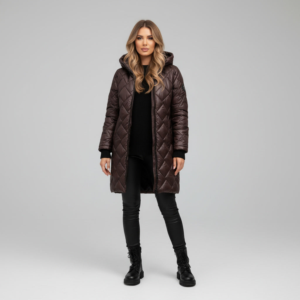 Veste élégante et chaude Danoir Paris Bogna pour femmes, doublée, en tissu matelassé moderne, vue de face dans un studio professionnel