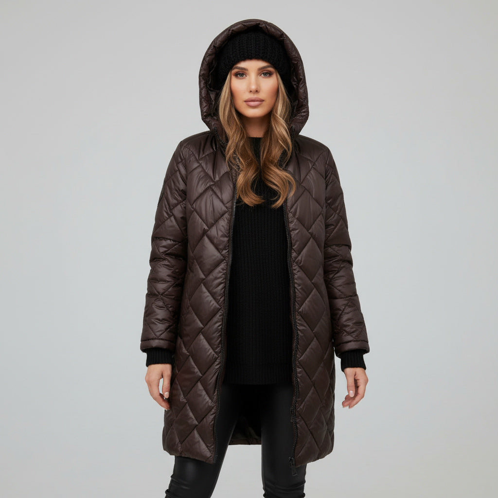 Veste élégante et chaude Bogna de Danoir Paris, style moderne avec rembourrage quilté, portée par une femme en hiver.