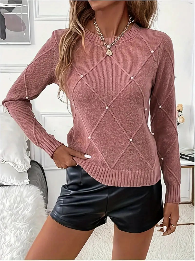 Pull chic Élise à perles de Danoir Paris, en maille avec détails de perles élégants, porté sur un fond neutre.