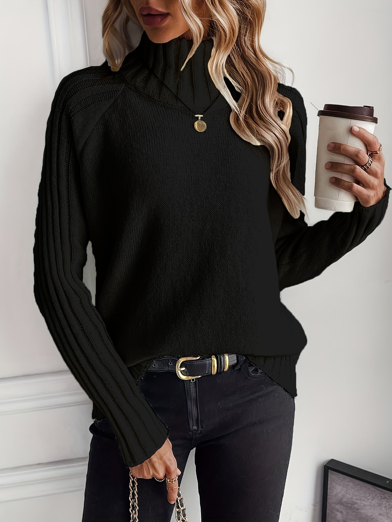 Pull en maille Nadia de Danoir Paris, chic et confortable, en maille fine, porté porté sur un mannequin avec col en V.