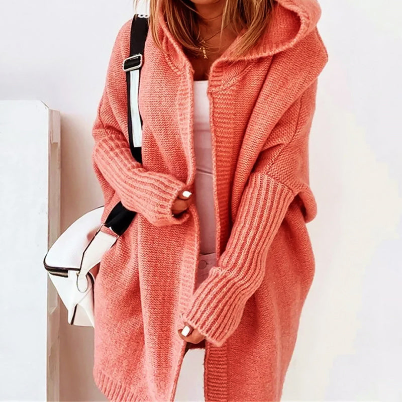 Cardigan oversize doux Valentina de Danoir Paris en tricot léger, porté de façon décontractée, couleur neutre, manches longues.