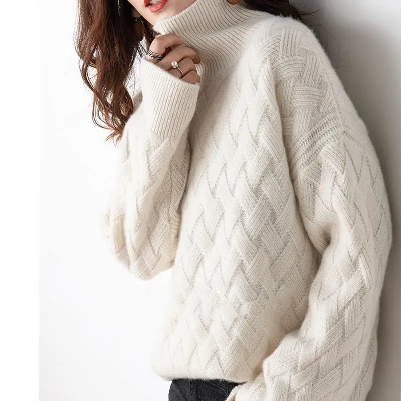 Pull roulé luxe automnal Cerise Danoir Paris, en tissu doux avec col roulé, porté en intérieur, couleur rouge cerise.