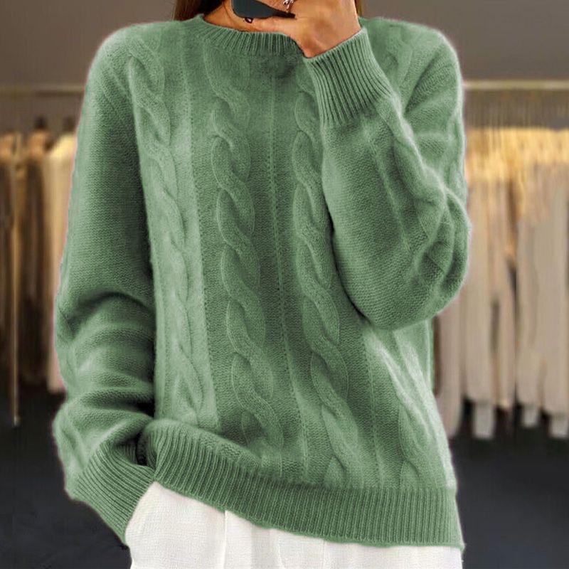 Pull Sandra doux et chic de Danoir Paris, en laine mérinos, couleur beige, porté sur un mannequin dans une pièce lumineuse.