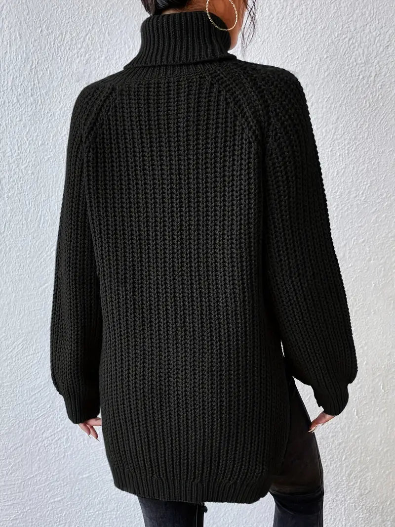 Pull roulé en laine lavande de Danoir Paris, vêtement féminin élégant avec col roulé et finition douce, porté sur mannequin.