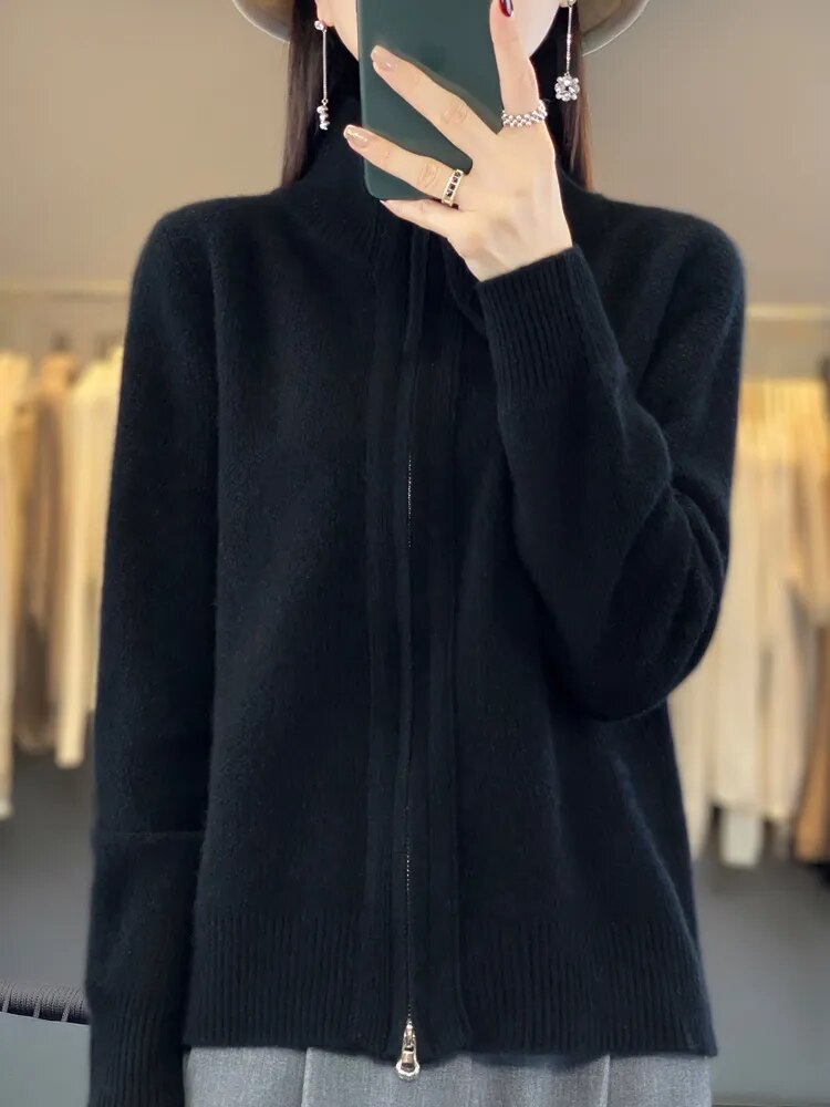 Cardigan zippé Danoir Paris Piera, confortable, en maille douce avec fermeture éclair, porté en détail.