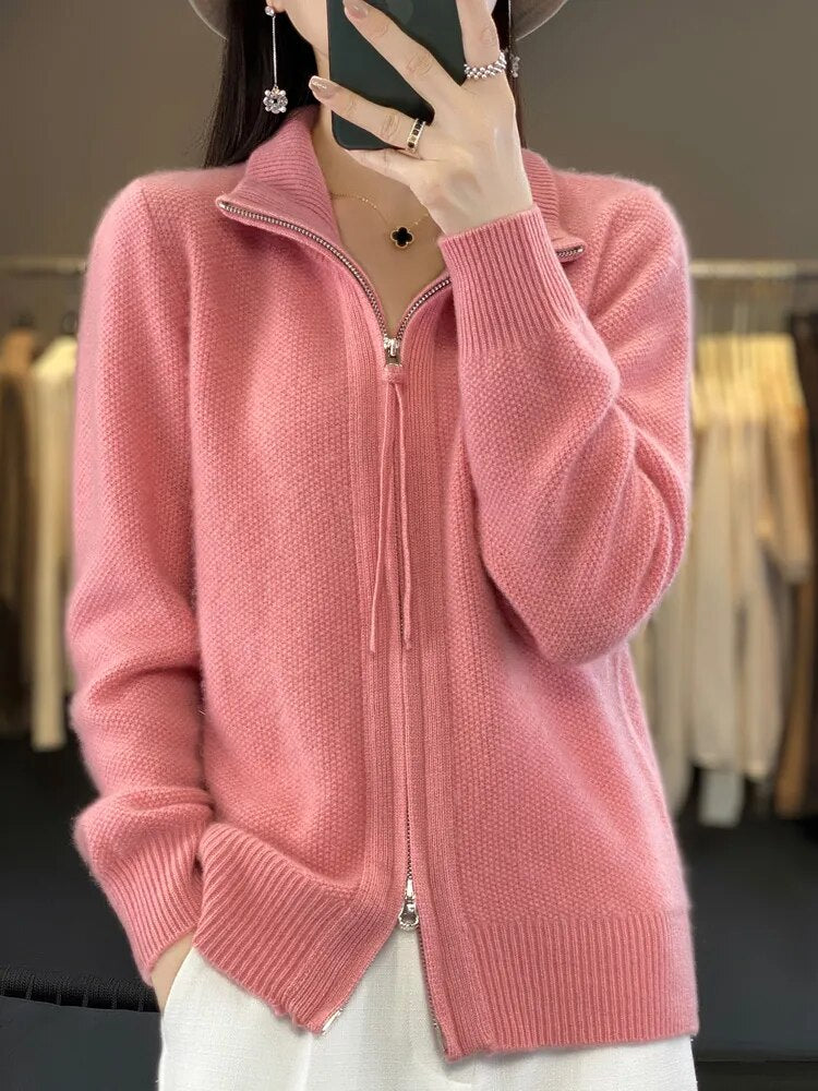 Cardigan zippé Danoir Paris Piera, confortable et élégant, en tissu doux, porté ouvert avec capuche et manches longues.