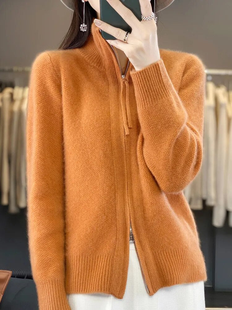 Cardigan zippé Danoir Paris Piera, confortable, en maille douce, porté avec col montant et manches longues, couleur neutre.