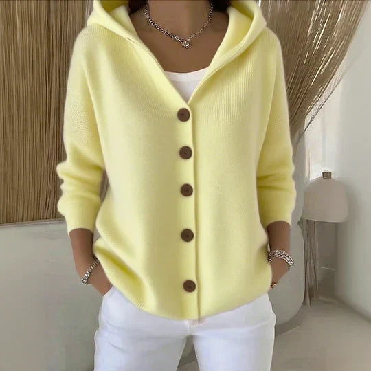 Cardigan doux et confortable Claire de Danoir Paris, en laine molle, porté en mode décontracté, couleur neutre, détail simple.