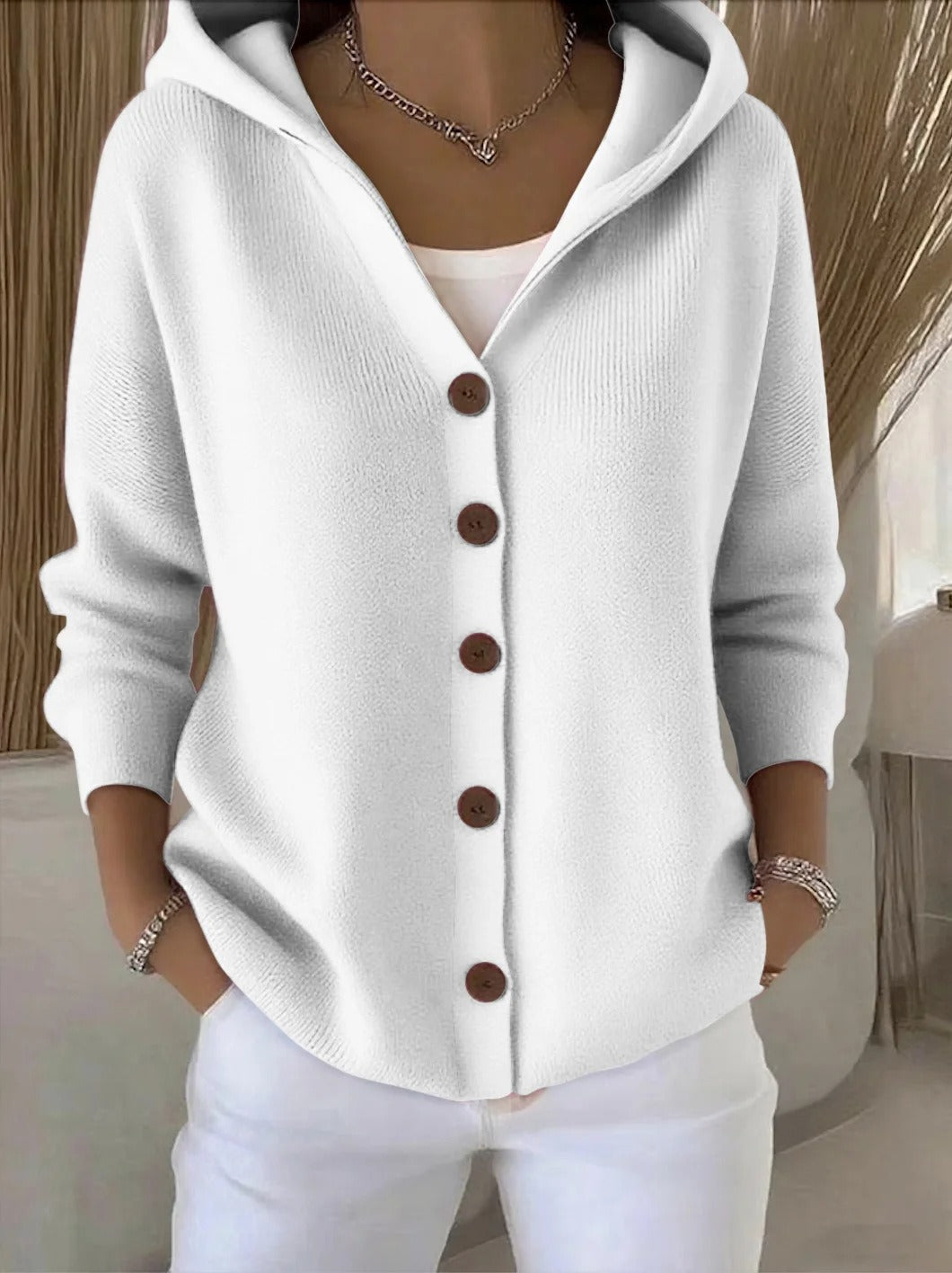 Cardigan doux et confortable Claire de Danoir Paris, en laine souple, porté en version décontractée, couleur neutre.