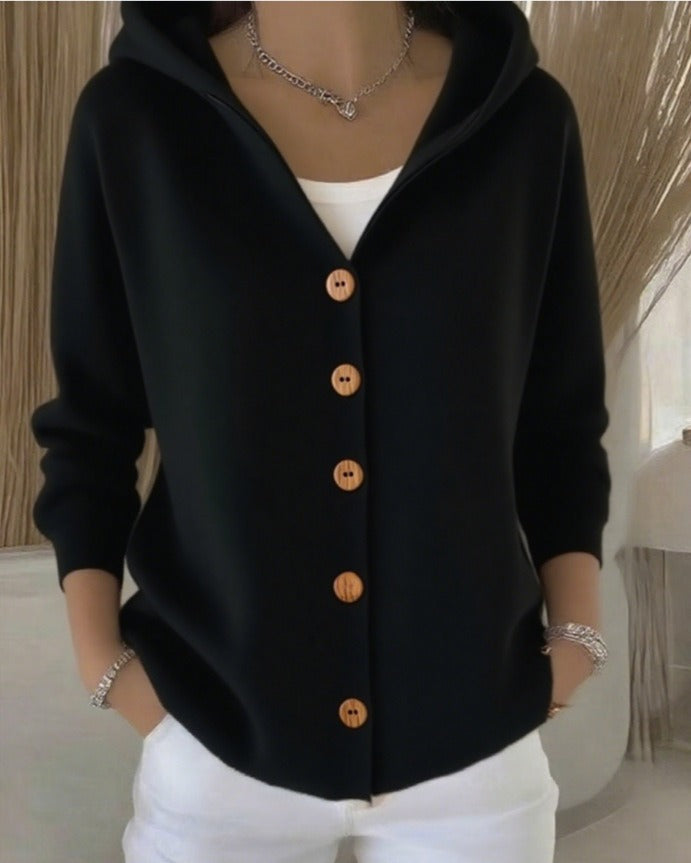 Cardigan doux et confortable Claire de Danoir Paris, en laine fine, porté avec manches longues et col en V.