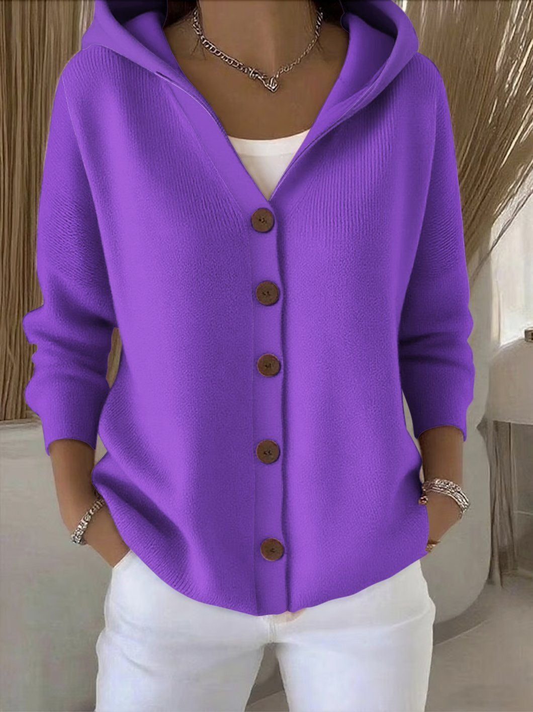 Cardigan doux et confortable Claire de Danoir Paris, en tissu léger, porté sur un fond neutre, vue de face.