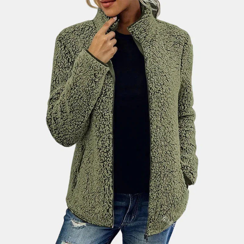 Veste chic en sherpa Danoir Paris, modèle FR1273, avec col en laine, vue de face sur fond blanc.