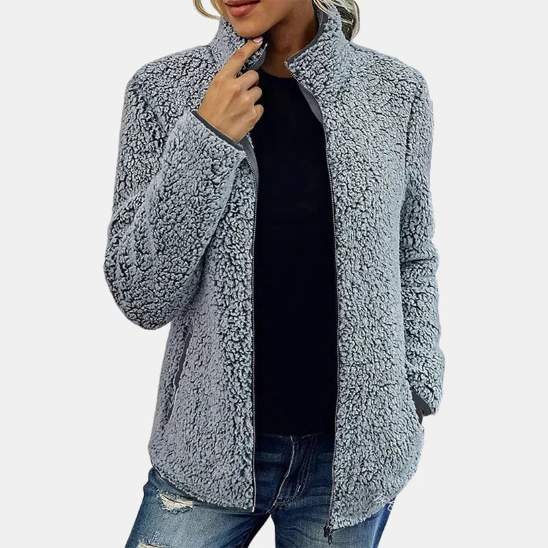 Veste chic en sherpa Danoir Paris, modèle FR1273, en tissu doux et chaud, vue de face sur fond blanc.