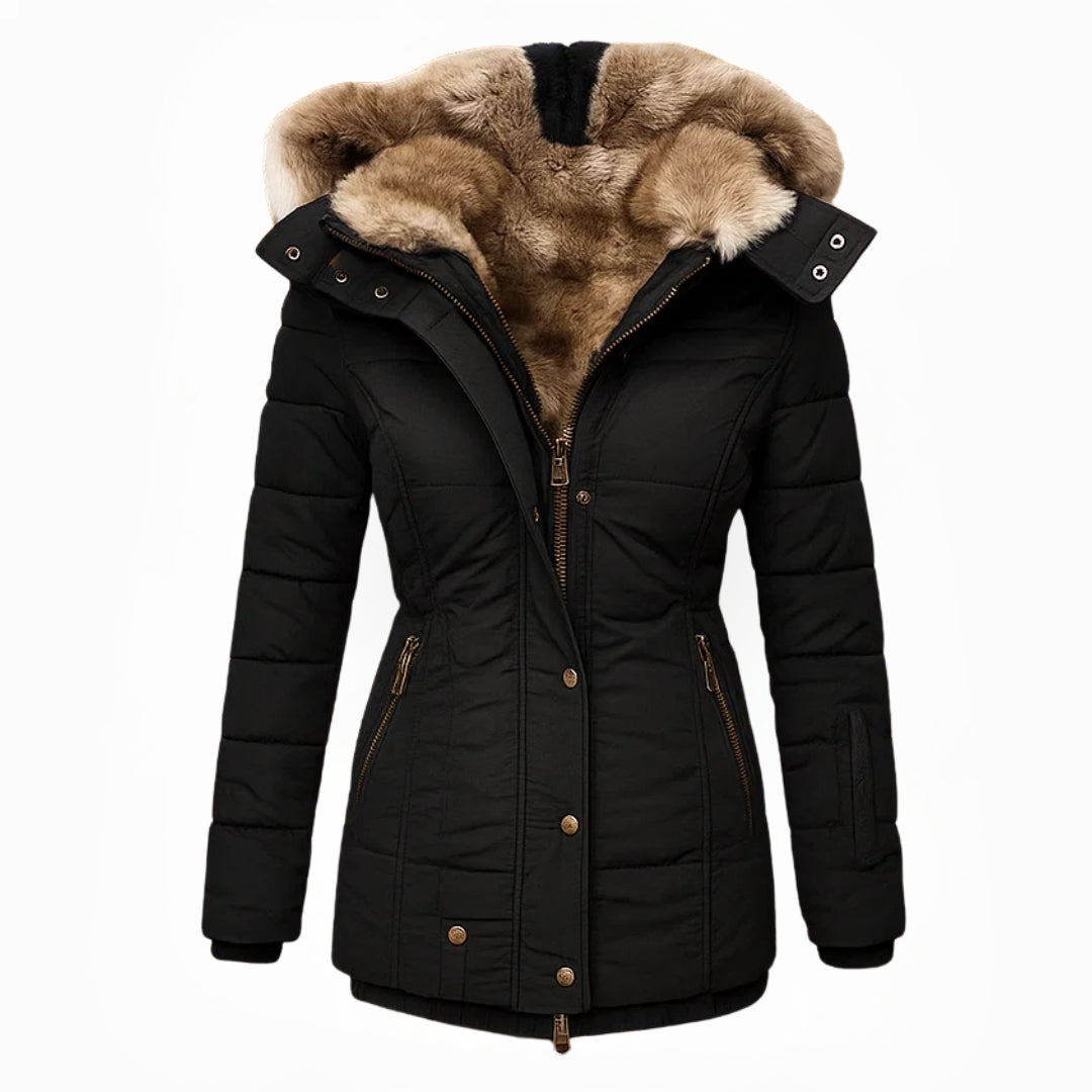 Manteau d'hiver Sophia Danoir Paris, élégant, en tissu chaud, avec col en fourrure synthétique, porté sur mannequin.