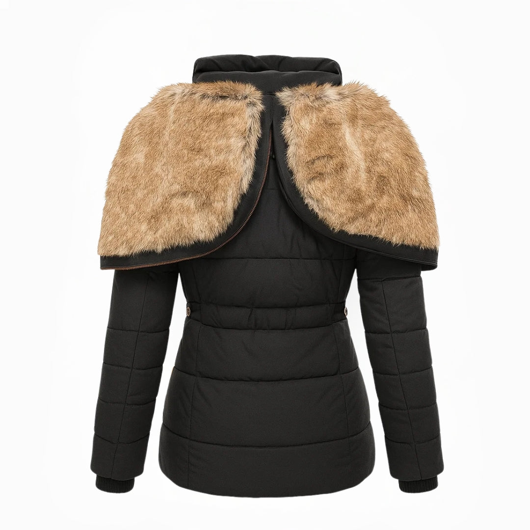 Manteau d'hiver élégant Sophia de Danoir Paris, coupe raffinée, en tissu chaud, porté avec col en laine et détails sophistiqués.