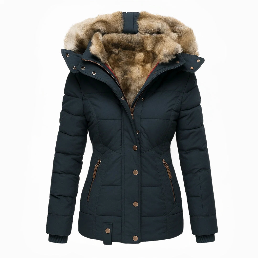 Manteau d'hiver élégant Sophia de Danoir Paris, coupe sophistiquée, en tissu chaud, porté par un mannequin.