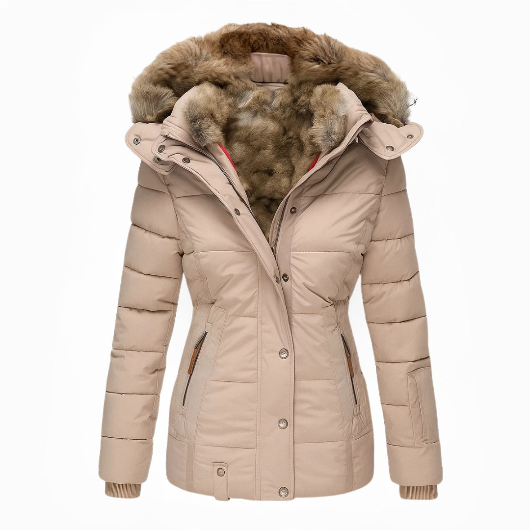 Manteau d'hiver élégant Sophia de Danoir Paris, coupe sophistiquée, en tissu chaud, porté par une femme dans un cadre urbain.