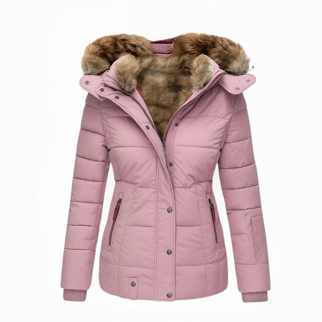 Manteau d'hiver élégant Sophia de Danoir Paris, coupe sophistiquée, tissu chaud et confortable, porté en extérieur.