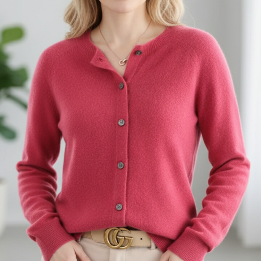 Pull en cachemire Anna de Danoir Paris, chic et élégant, en gris avec col rond et manches longues, porté sur un fond neutre.