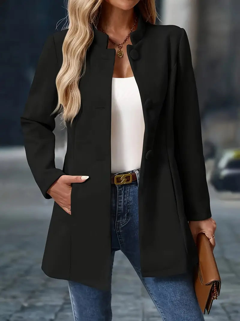Veste chic polyvalente Maria de Danoir Paris en beige, coupe ajustée, parfaite pour un style élégant et moderne.