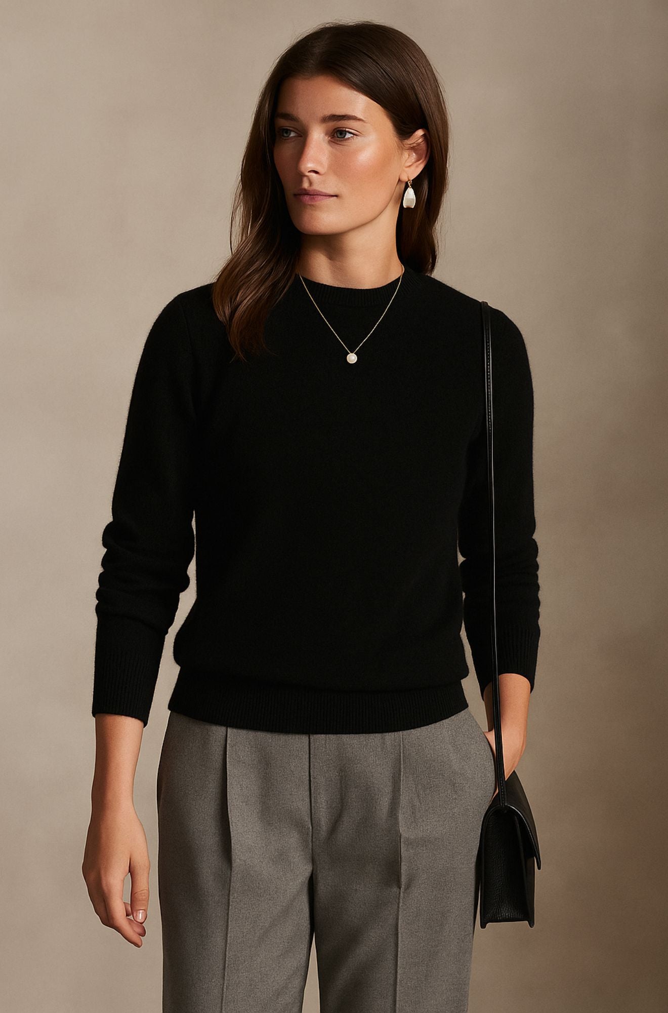 Pull en cachemire élégant de Danoir Paris, modèle FR1287, en gris avec col rond et manches longues, porté sur mannequin.
