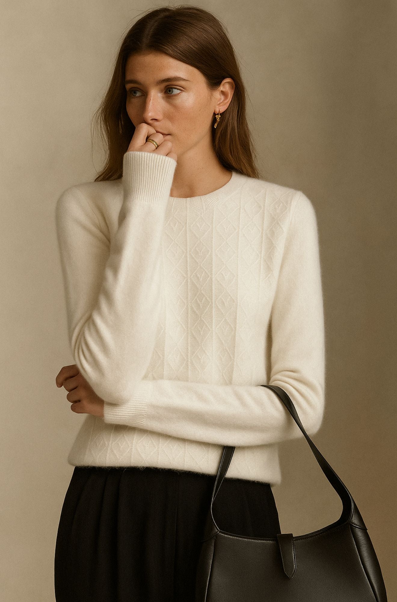 Pull en cachemire Danoir Paris Albury, élégant et doux, en cachemire beige avec col rond et finition fine, porté sur mannequin.