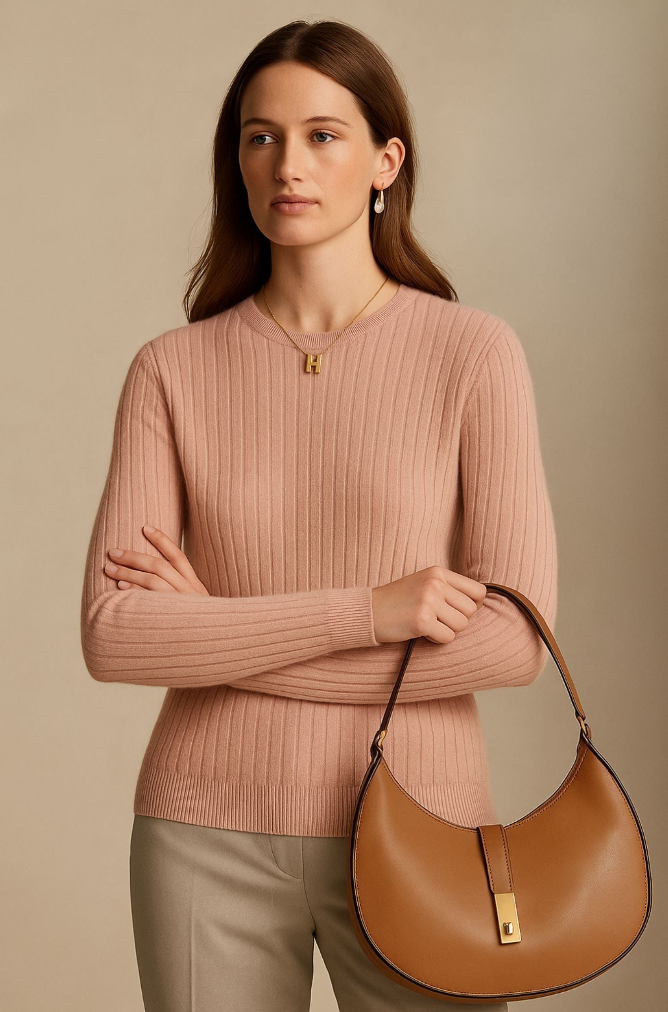 Pull en cachemire gris clair de Danoir Paris, élégant et doux, porté sur un mannequin avec col rond.