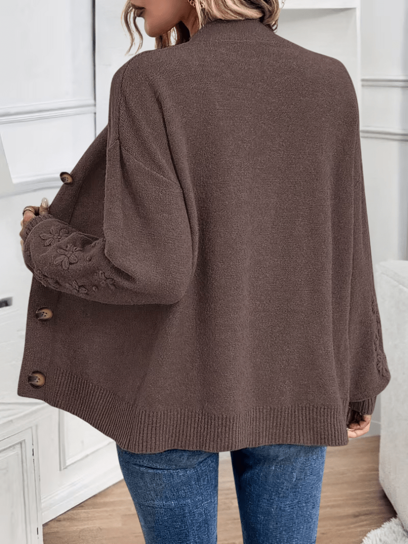 Cardigan classique élégant Hélène de Danoir Paris, en laine douce, porté par Barbara, style intemporel et sophistiqué.