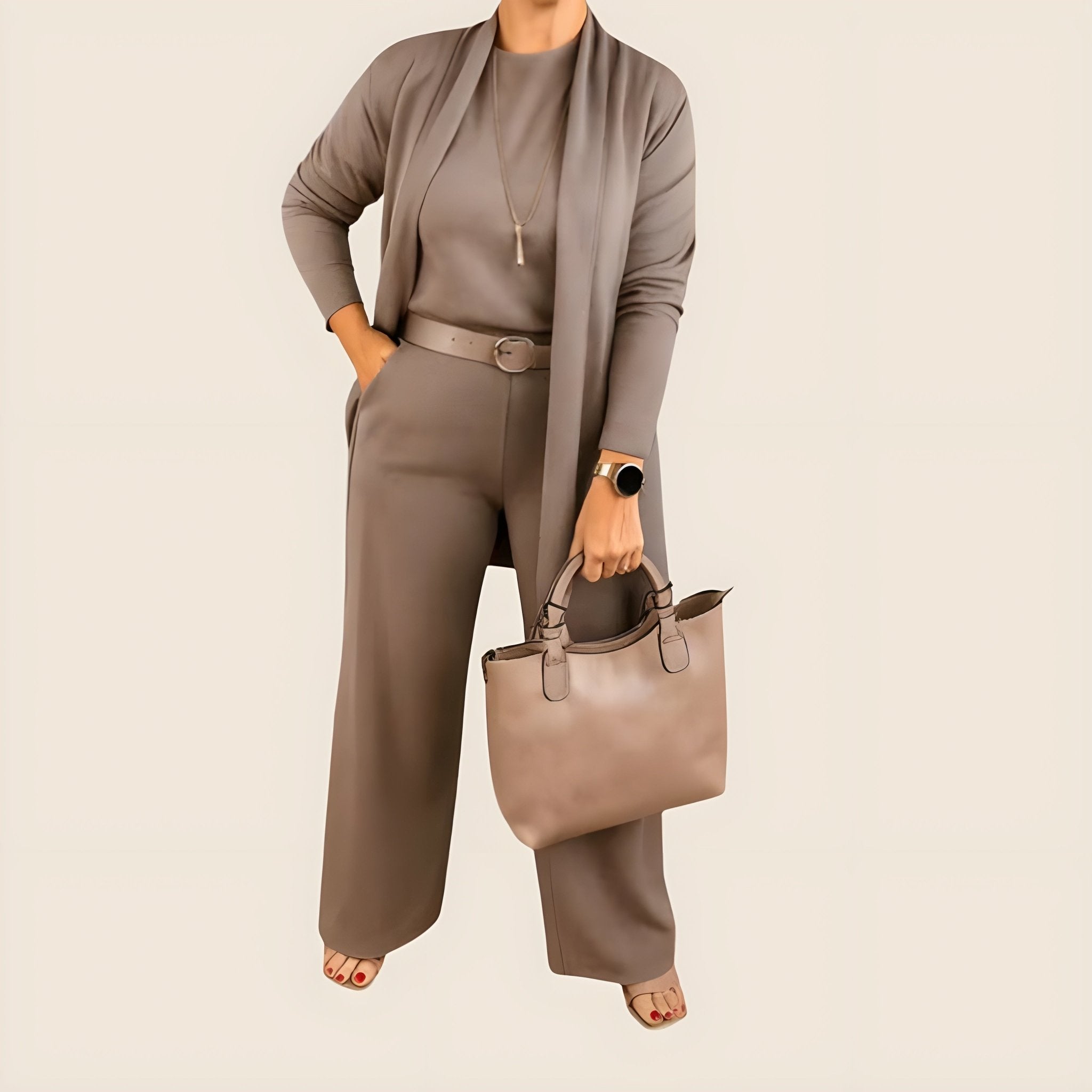 Ensemble élégant féminin Sofía de Danoir Paris, composé de trois pièces polyvalentes avec détails sophistiqués.