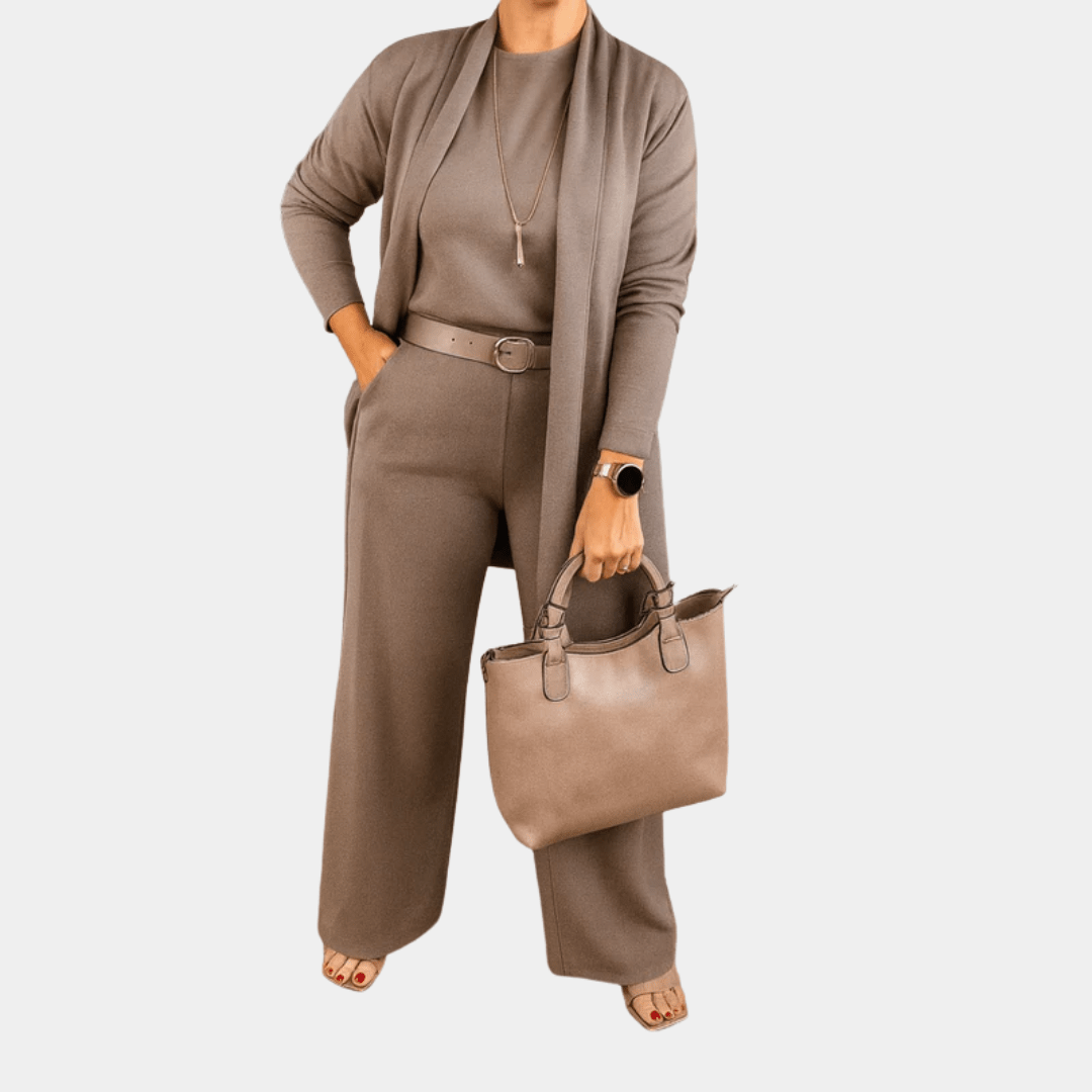 Ensemble élégant Danoir Paris Sofía FR1308 avec veste et pantalon en tissu sophistiqué, porté par un mannequin.